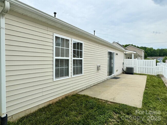 Building Photo - 3206 Salud Ln