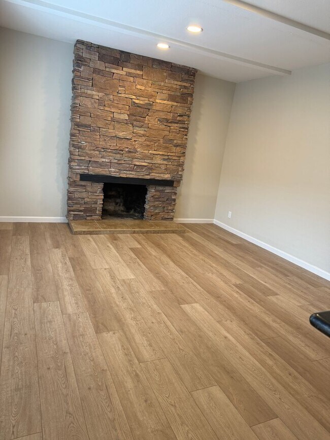 Building Photo - 1816 Boxwood Dr