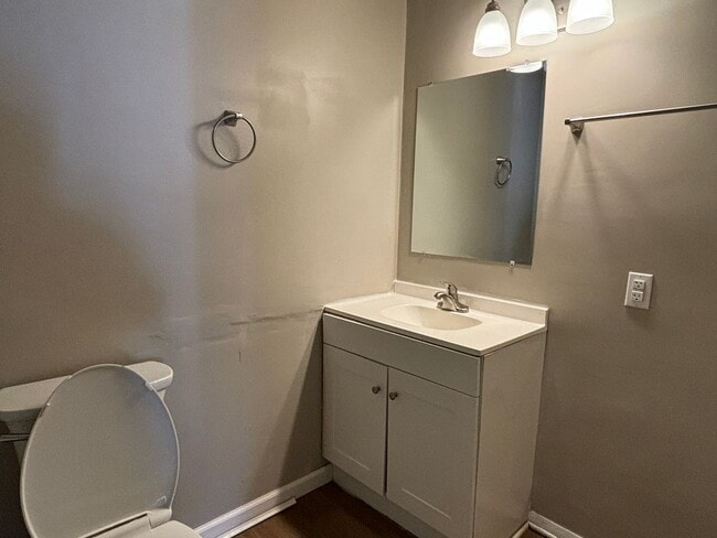 Building Photo - 4 Bed, 1.5 Bath Pet-Friendly Home with Fully Fenced Backyard