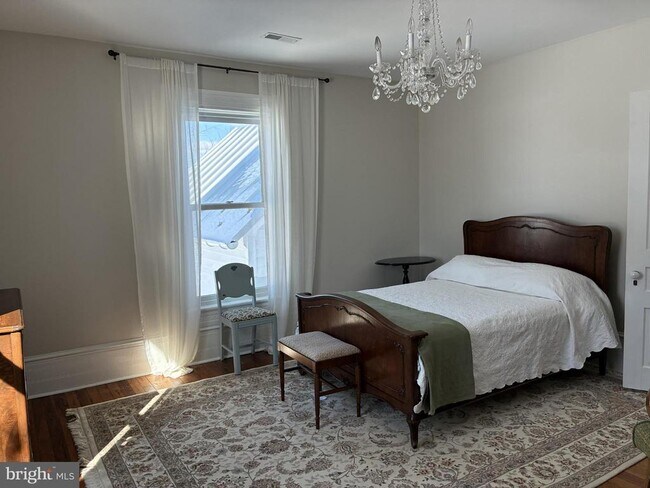 Building Photo - 873 Hawlin Rd