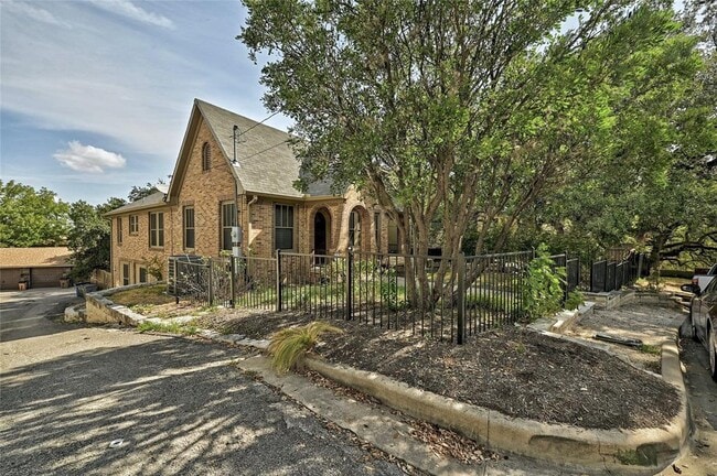 Building Photo - 1016 Harwood Pl