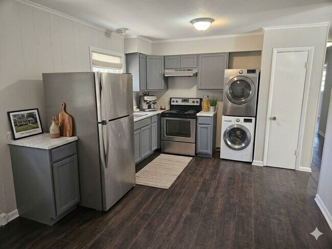 Building Photo - 1806 Camelot Dr