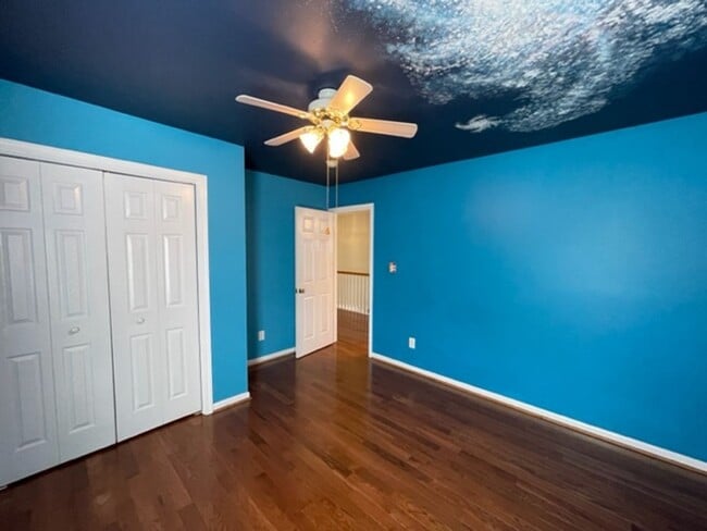 Building Photo - Amazing Hillsborough Home!