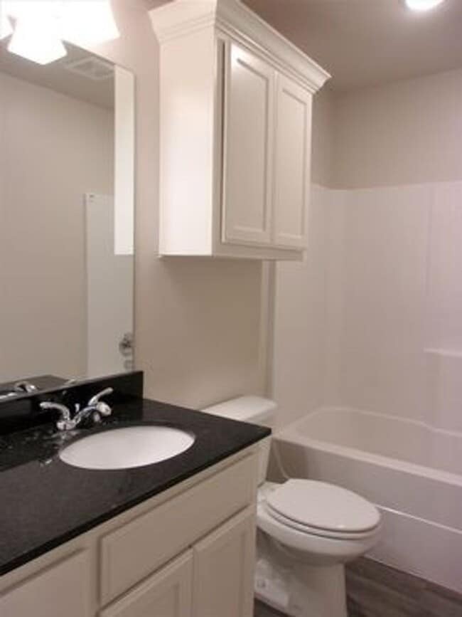 Building Photo - 3 Bed 2 Bath 2 Car Duplex in Chisholm Creek NW OKC