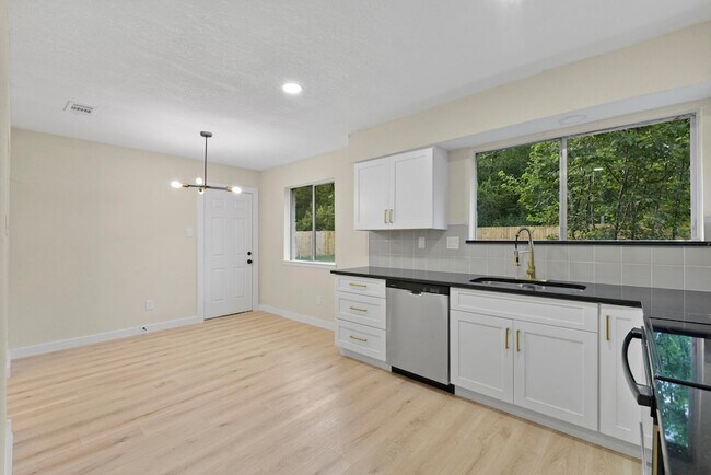 Building Photo - 2322 Aprilmont Dr