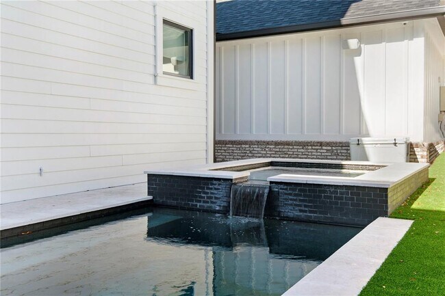 Building Photo - 319 W Frances Ave