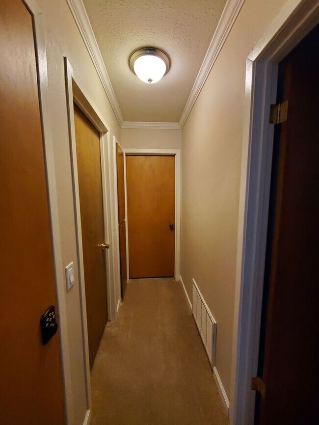 Building Photo - 3 bedroom/ 3 bath. Fully furnished ready f...
