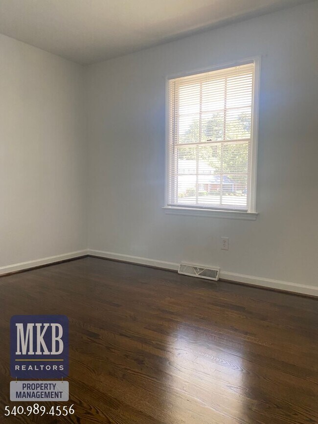 Building Photo - 4 Bedrooms, 2.5 Baths, Split Foyer, Locate...