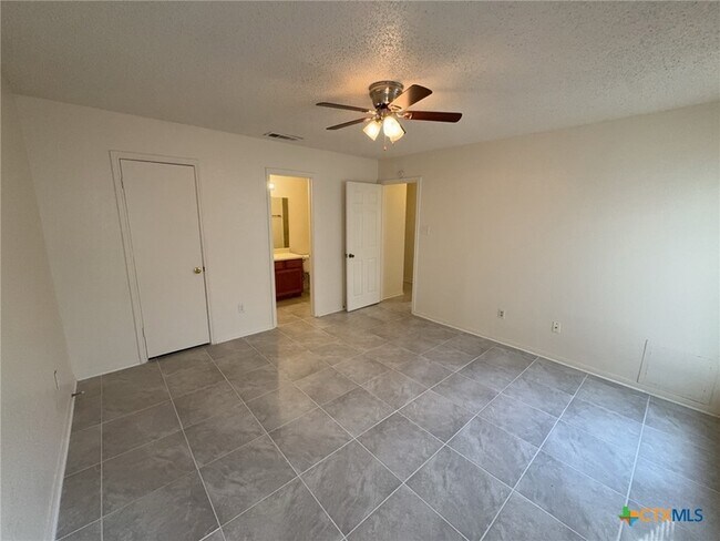 Building Photo - 3202 Honeysuckle Dr