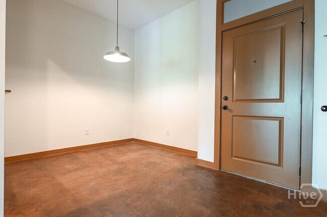 Building Photo - 250 Martha Dr