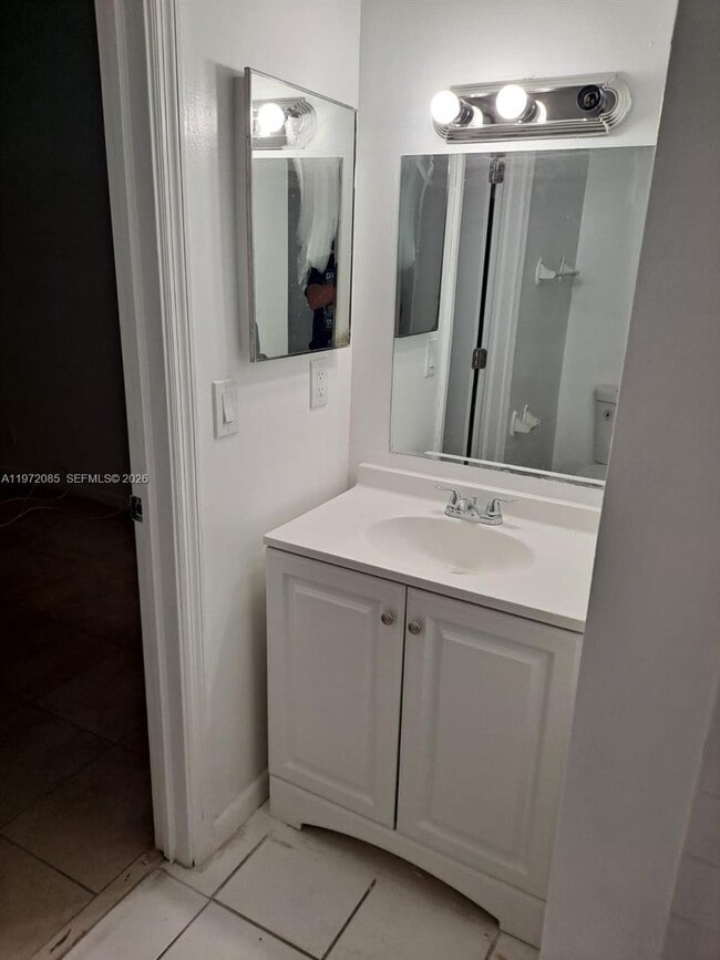 Building Photo - 2544 Riverside Dr