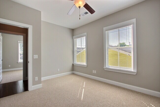 Building Photo - Stunning 3 bed/2.5 bath townhouse with Gated Parking and Energy Efficiency