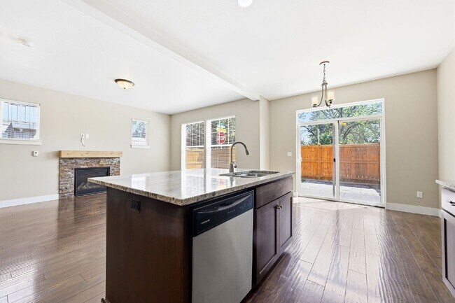 Building Photo - 3 Bed, 2.5 Bath Townhome Centrally Located– Bend, OR