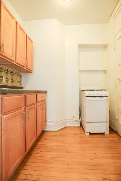 Primary Photo - 1361 W Greenleaf Ave