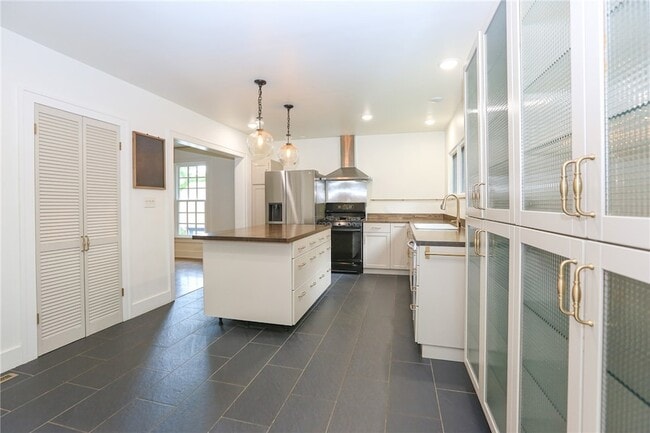 Building Photo - 610 N Olive Ave