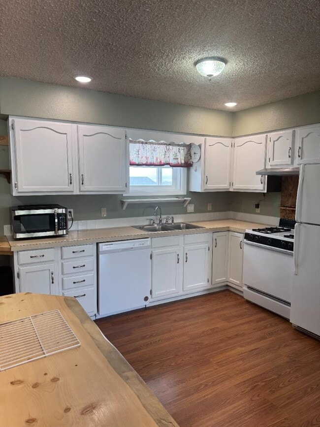 Building Photo - 1004 W Rochester Ave