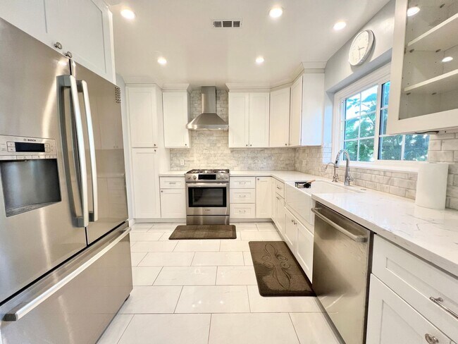 Building Photo - Charming Bixby Knolls Corner Home with Yard, Cabana, & A/C