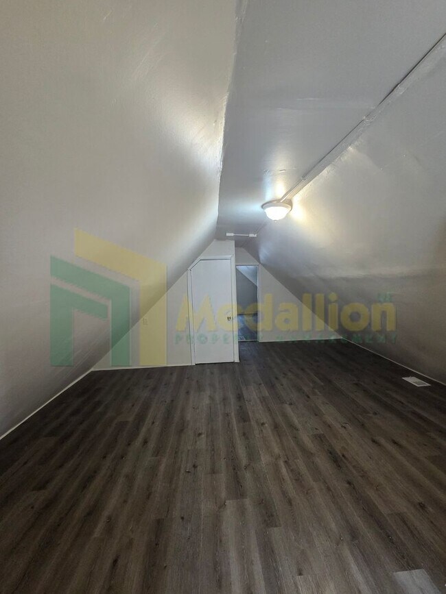 Building Photo - Spacious 3-Bedroom Home with Modern Update...