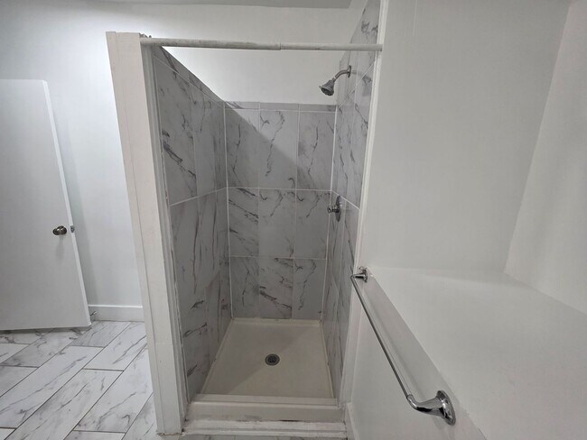 Building Photo - Modern 2-Bedroom Upper-Level Gem