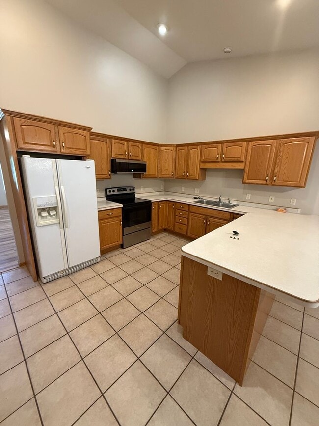 Building Photo - Huge 3BR/3ba Duplex on West Side of Eau Cl...
