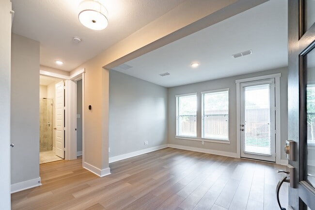 Building Photo - 10916 Brambling Wood Dr
