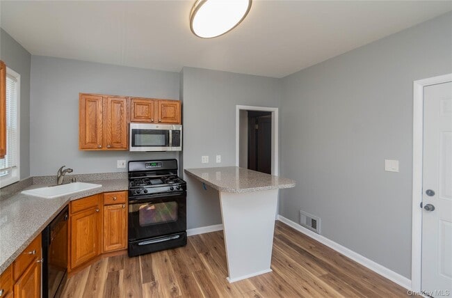 Building Photo - 15 Taylor Ave