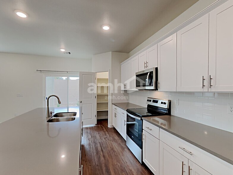Building Photo - 9653 N Avenida Lucena
