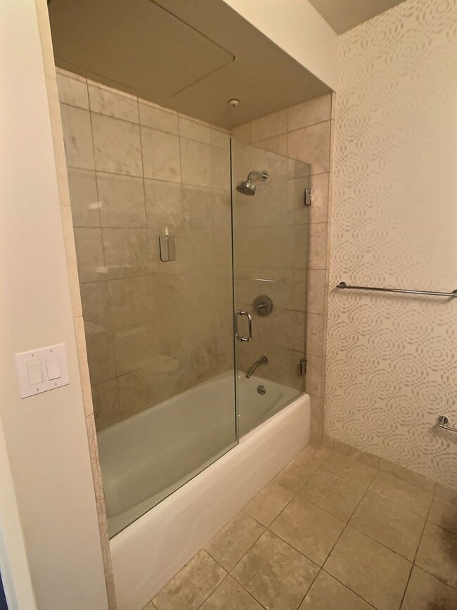 Building Photo - Stunning 2 Bedroom Penthouse Condo with Sp...