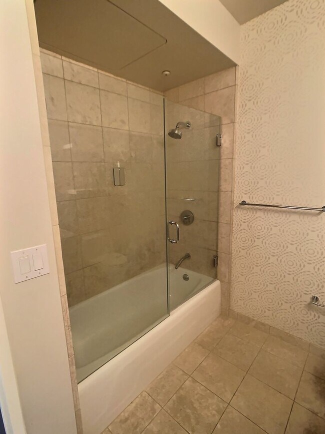 Building Photo - Stunning 2 Bedroom Penthouse Condo with Spectacular Views at Axis