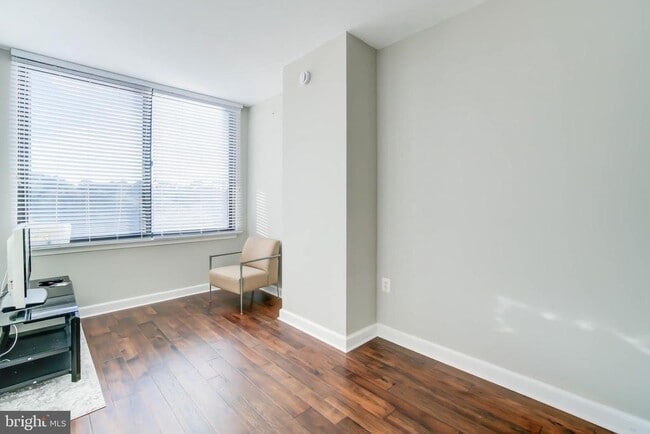 Building Photo - 2451 Midtown Ave