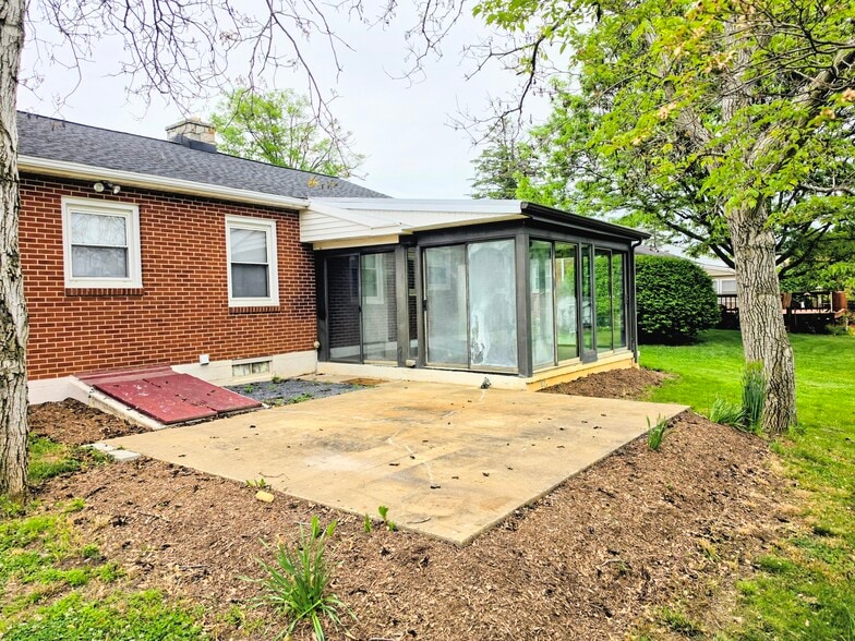 Building Photo - 2402 New Holland Pike