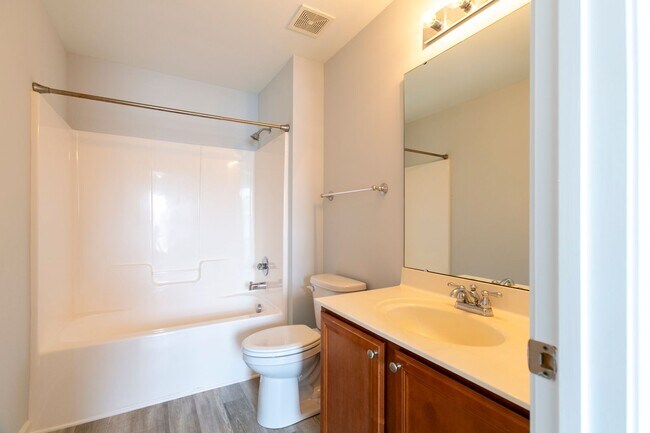 Building Photo - Peaceful 3-Bed, 2-Bath End Unit Townhome in Powell Place