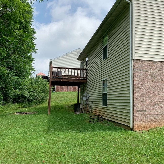 Building Photo - 145 New Towne Rd