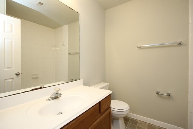 Building Photo - 527 Richcrest Dr