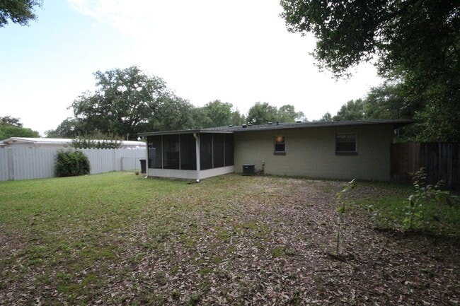 Building Photo - Modern Comfort in a Prime Location – 3-Bed...