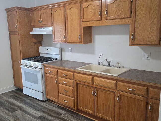 Building Photo - Country living in the city!!!