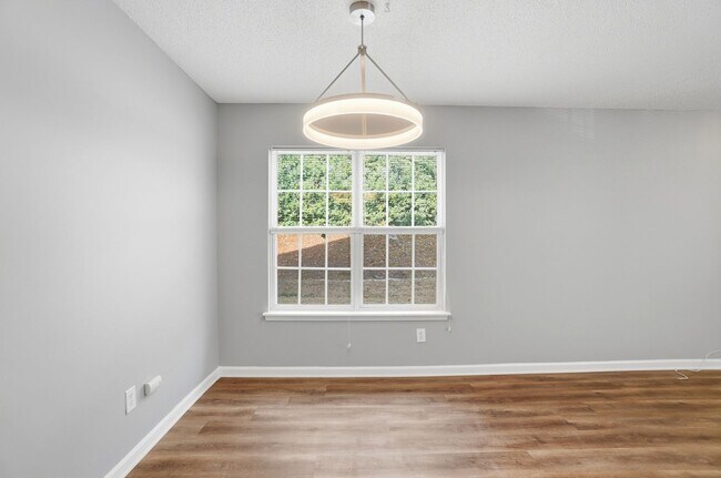 Building Photo - 2 Bedroom End Unit Townhome in University Heights!