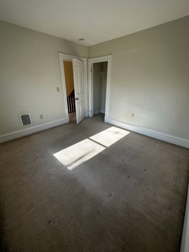 Building Photo - Newly Renovated 5 bedroom - Available June...