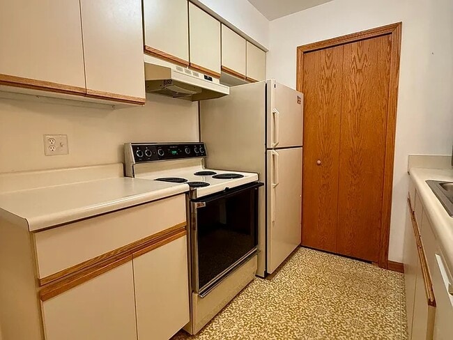 Building Photo - 7900 E Cedar Lake Dr