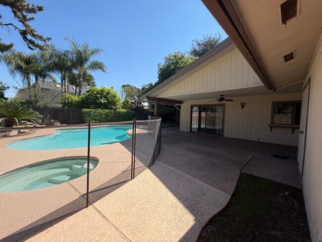 Building Photo - Great home with a pool for rent in Tulare!
