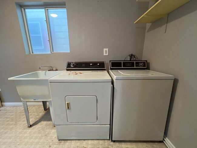 Building Photo - Beautifully Maintained End-Unit Townhome f...