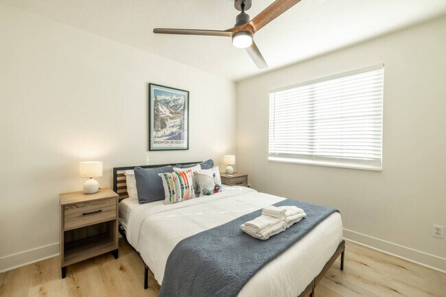 Building Photo - 1157 E Sego Lily Dr