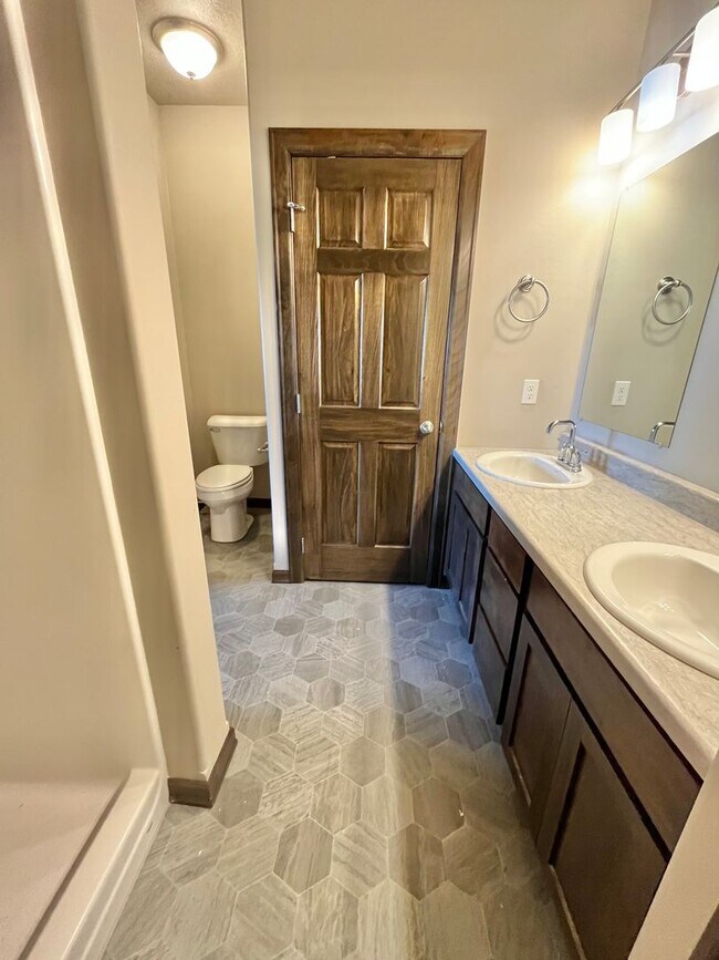 Building Photo - 3 Bed/2.5 Bath Townhome For Rent!