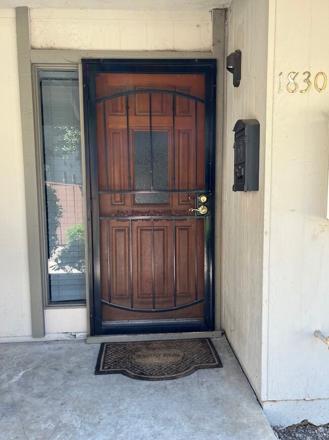 Front door w/security screen - 1830 Polk Way