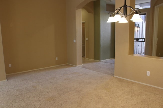 Building Photo - 875 W Aloe Pl
