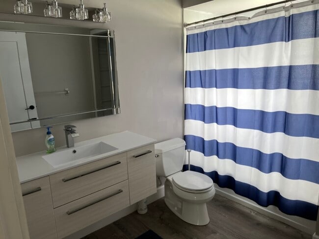 Building Photo - 652 Glenview Dr