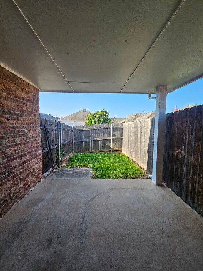Building Photo - (4) Bed/(3) Bath in Moore with Storm Shelter! Avail NOW!!
