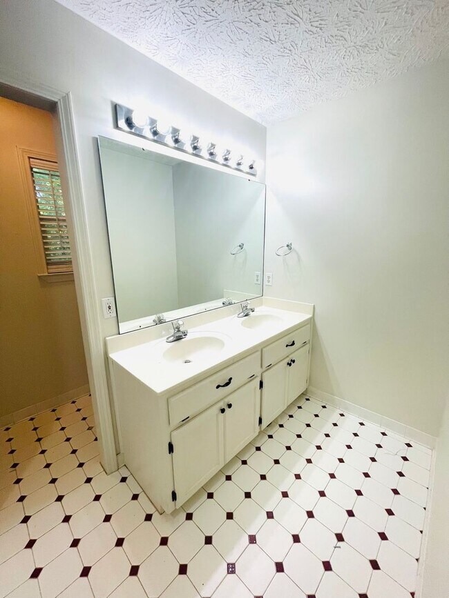 Building Photo - ** 3 Bed 2 Bath located off McQueen Smith ...