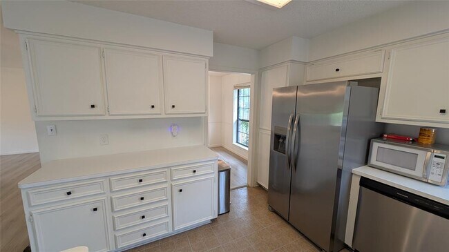 Building Photo - 2738 Oak Haven