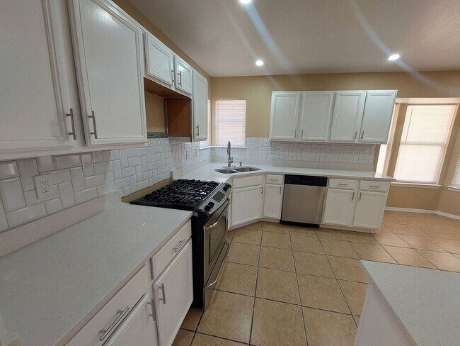Building Photo - 4 BEDROOM 3 BATHROOM HOME! fully remodeled...